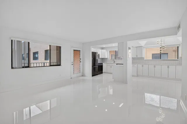 Unit 155 photo 3