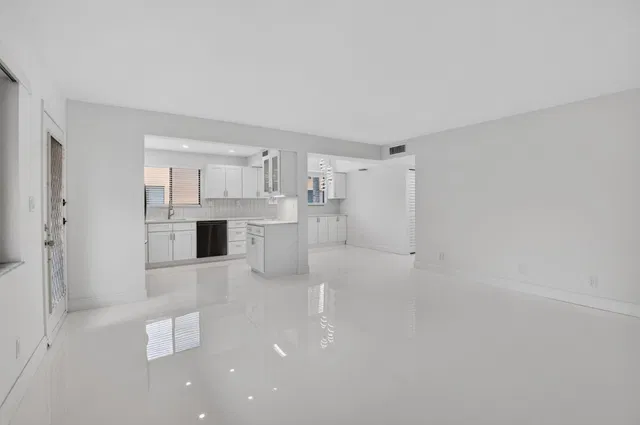 Unit 155 photo 7