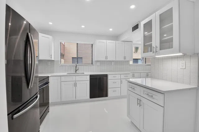 Unit 155 photo 11