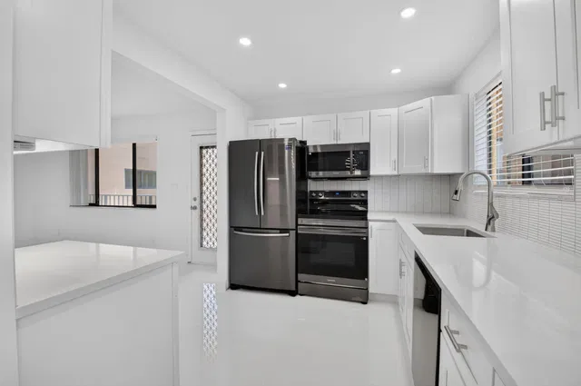 Unit 155 photo 15