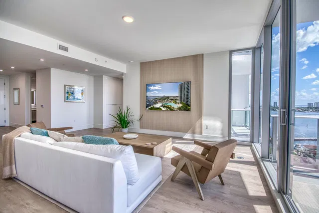Nautilus 220 Unit 1207 photo 11