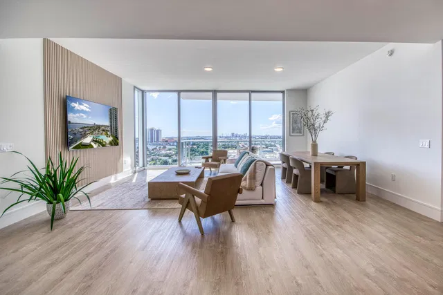 Nautilus 220 Unit 1207 photo 12