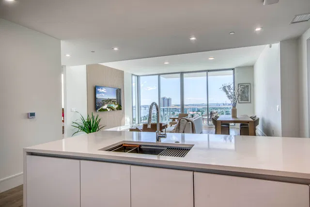 Nautilus 220 Unit 1207 photo 19