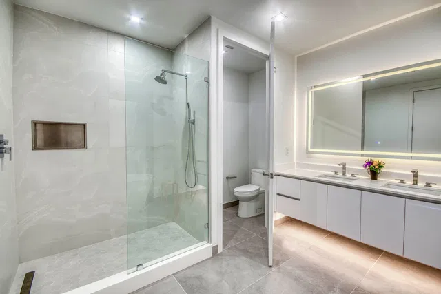 Nautilus 220 Unit 1207 photo 23