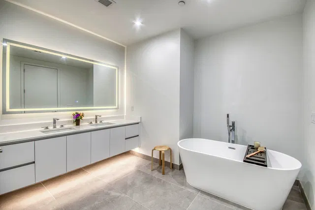 Nautilus 220 Unit 1207 photo 24