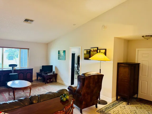 Residence photo 17