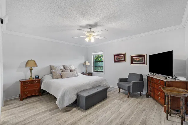 Unit 102 photo 18
