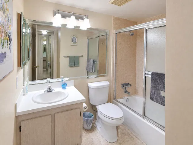 Unit B-2 photo 9
