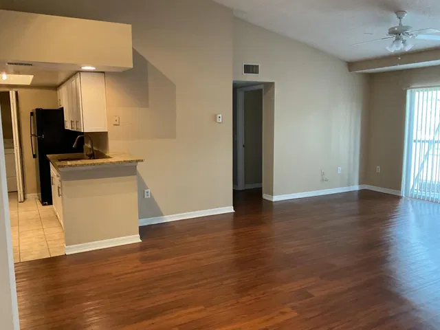 Unit 1112 photo 2