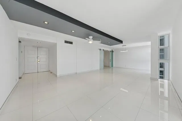 Unit 606 photo 3
