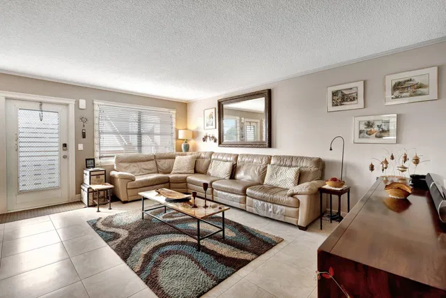 Residence photo 3