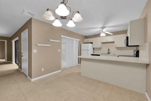 Unit 834 photo 9