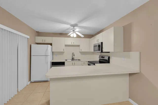 Unit 834 photo 10