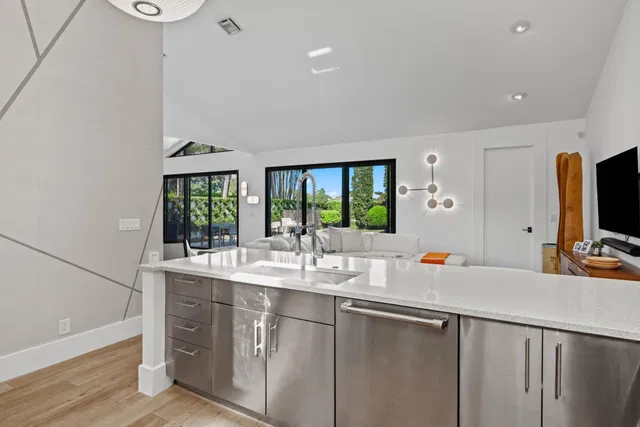 Windsor Way Residence photo 15