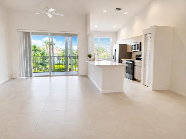 Unit 1321 photo 3