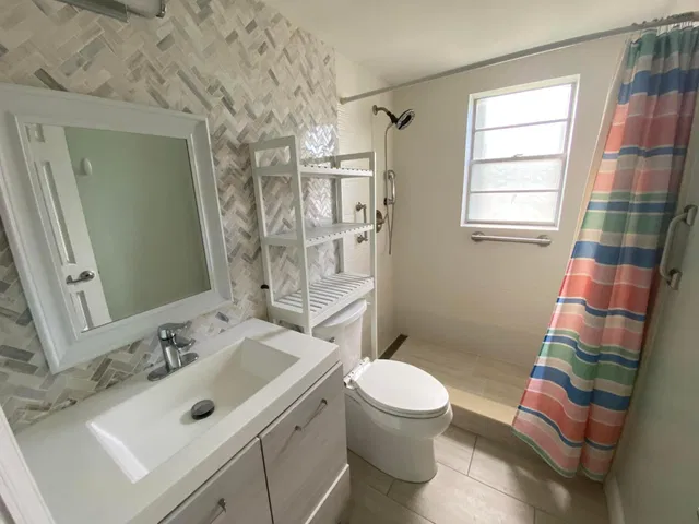 Unit 49 photo 11
