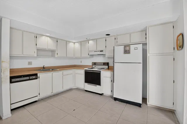 Unit 314 photo 11