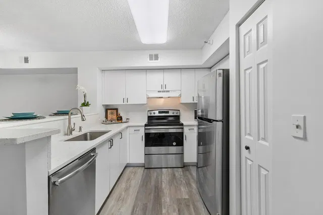 Unit 209 photo 8