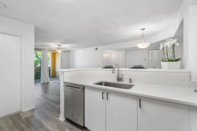 Unit 209 photo 9
