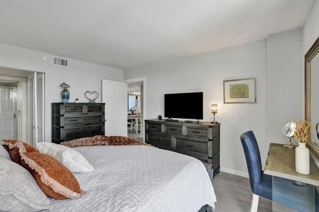  Unit 601 photo 22