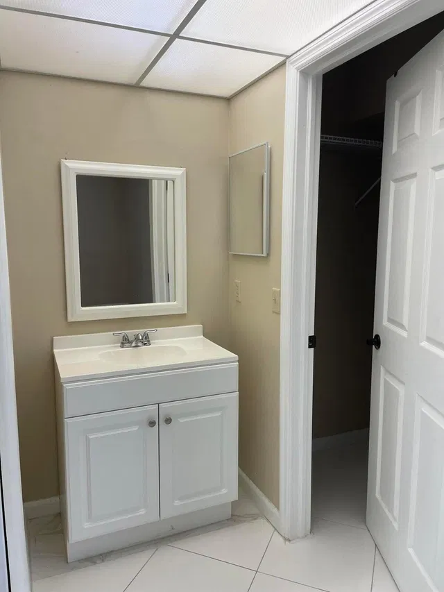 Unit 146 photo 5
