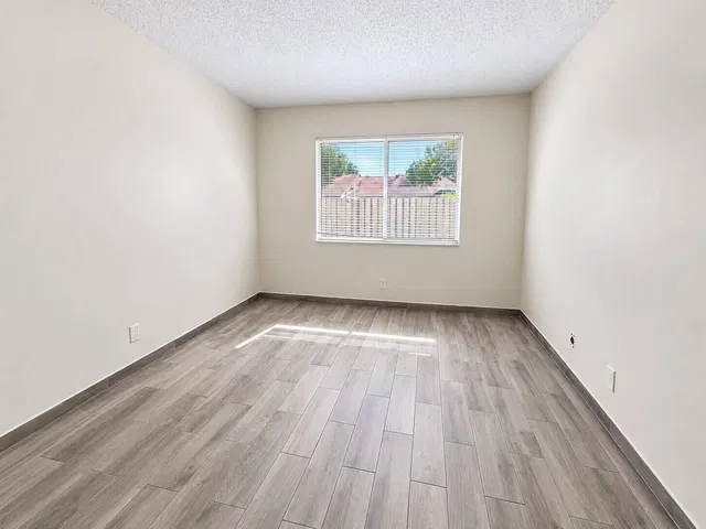 Unit B photo 7