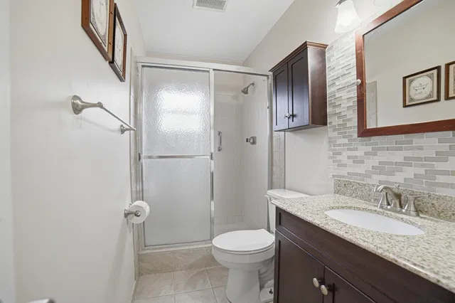 Unit B photo 18