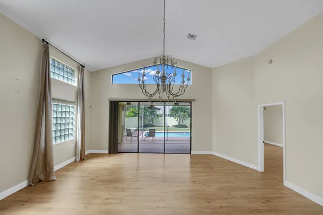  Residence photo 9