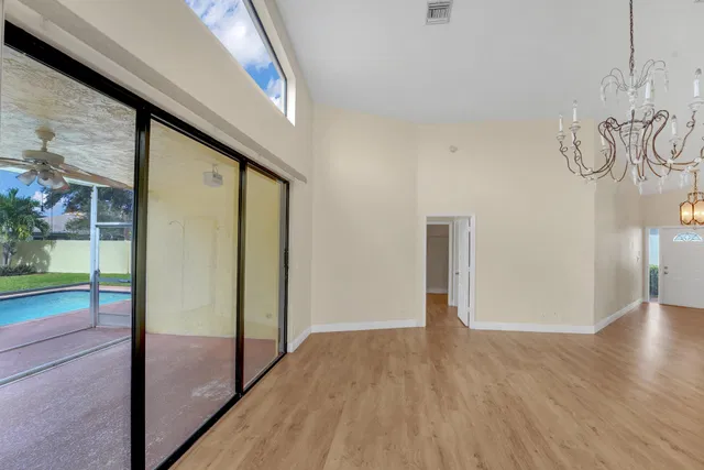 Residence photo 11