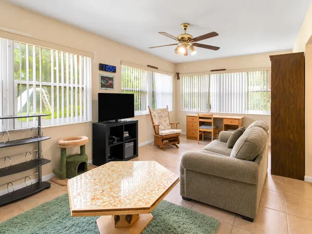  Residence photo 8
