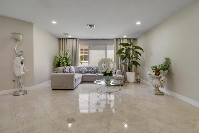 Residence photo 12