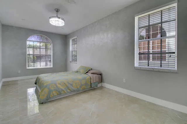 Residence photo 16