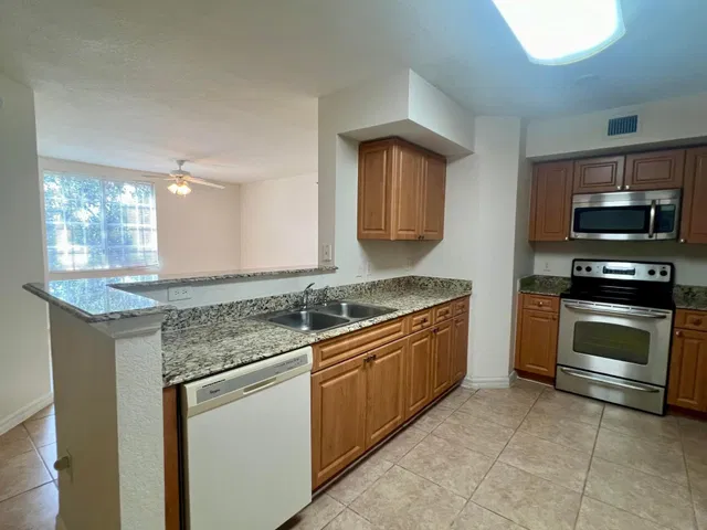 Unit 6302 photo 9