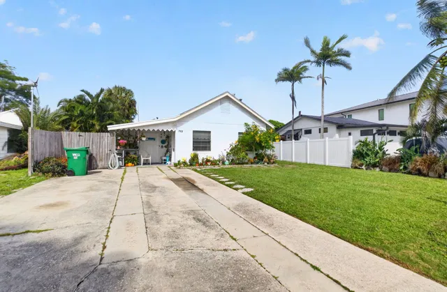 Palm Trail Delray Beach Residence photo 39