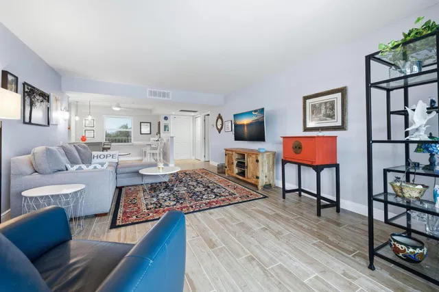  Unit 1403 photo 4