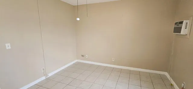  Unit 143 photo 4