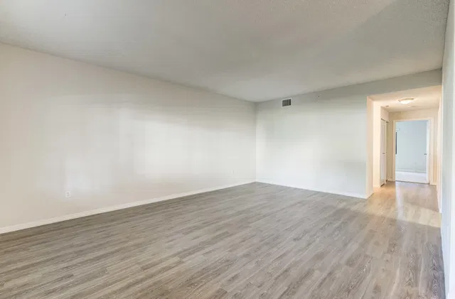  Unit B7 photo 18