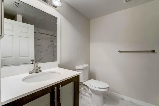  Unit B7 photo 20