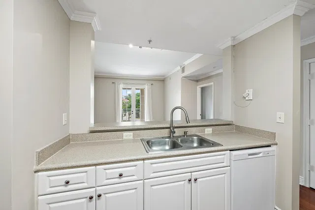  Unit 203 photo 4