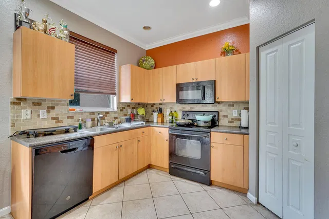  Residence photo 8