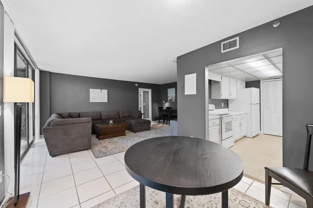  Unit 1090 photo 4