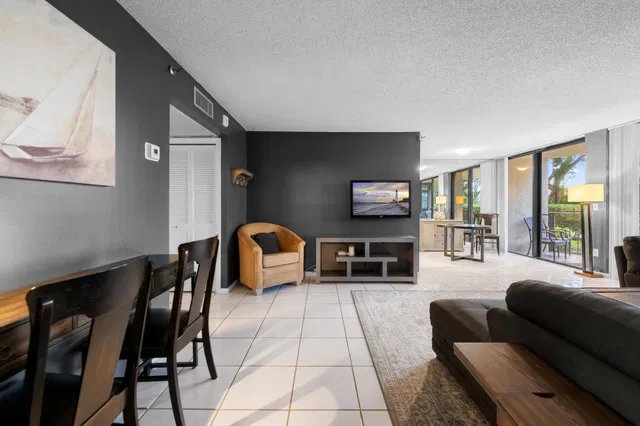  Unit 1090 photo 12