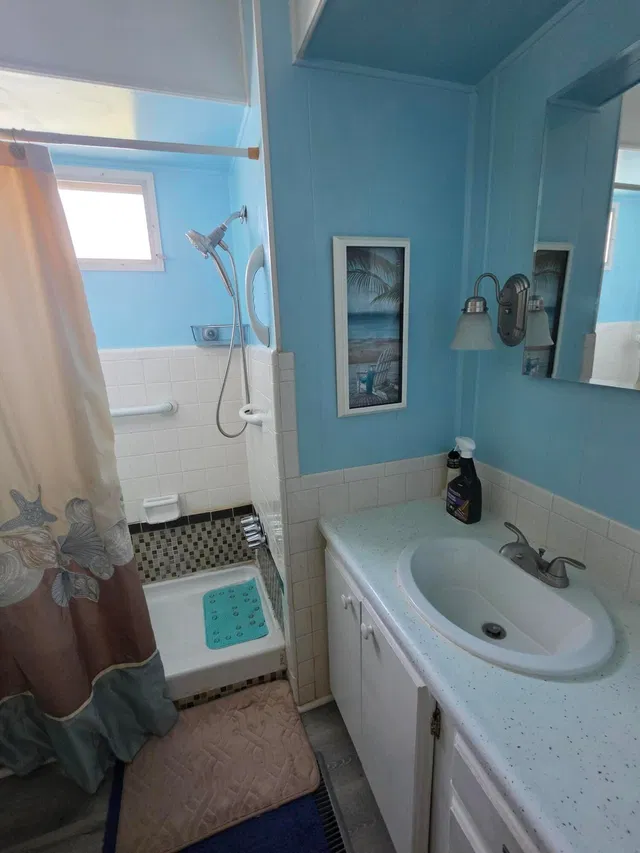 Unit 82 photo 17