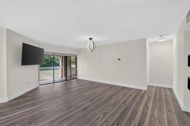 Unit 1201 photo 10