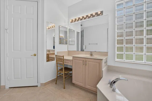 Residence photo 32