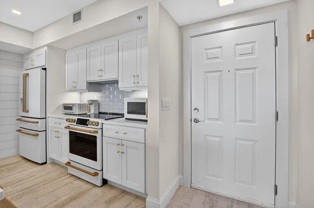 Unit 1204 photo 5