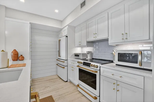 Unit 1204 photo 6