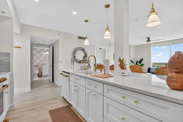 Unit 1204 photo 9