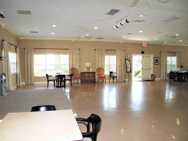 Unit B photo 27