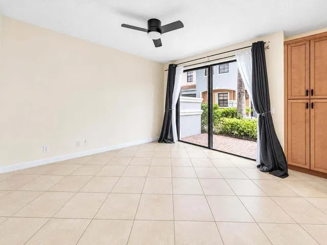  Residence photo 15